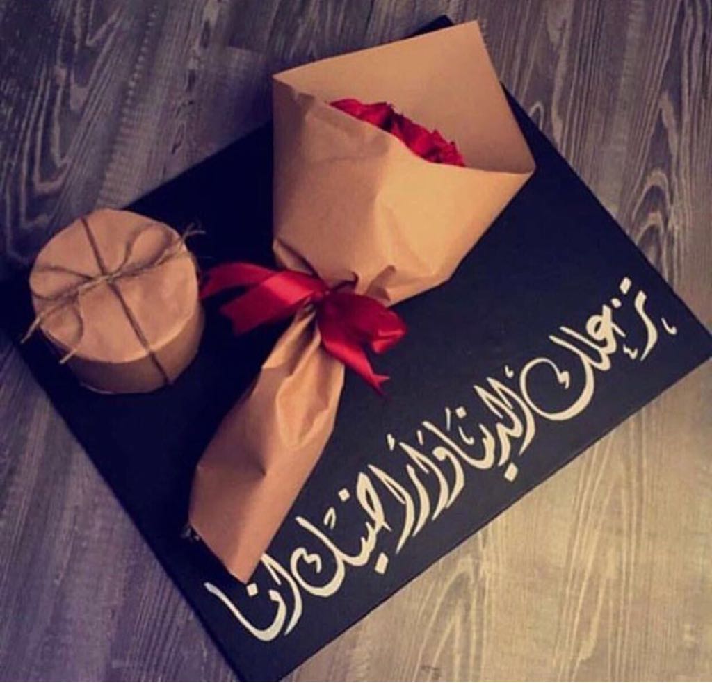 باقة ورد منسّقة داخل لوح فلين أنيق