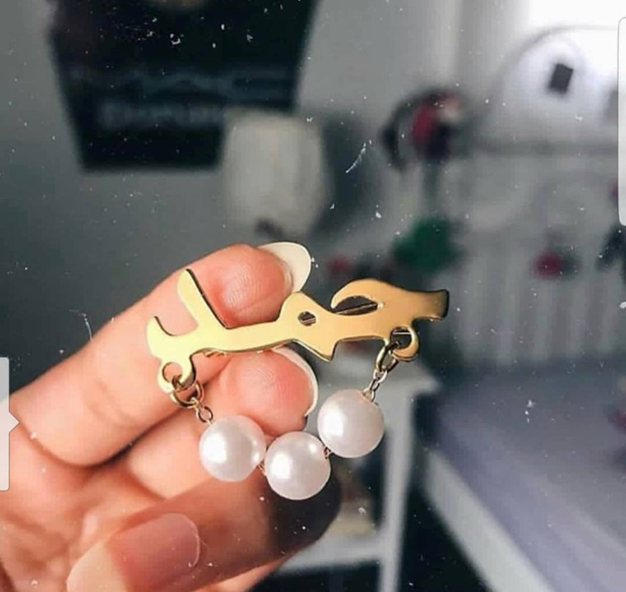 بروش اسماء مطلية بالذهب