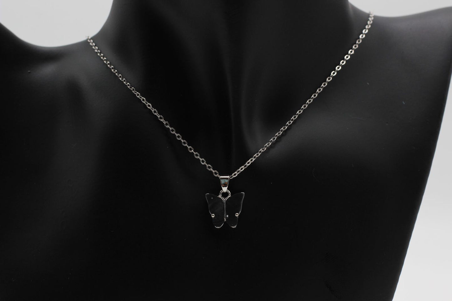 قلادة الفراشة - اسود