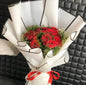 باقة ورد أحمر مع زهور ملونة