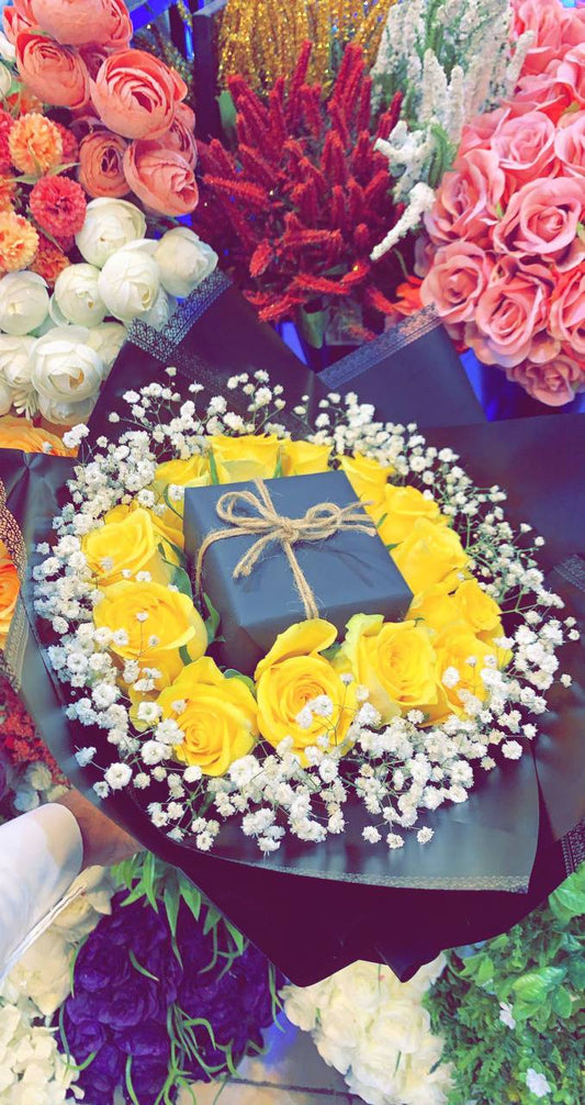 باقة ورد أحمر مع جبسوفيلا وهدية